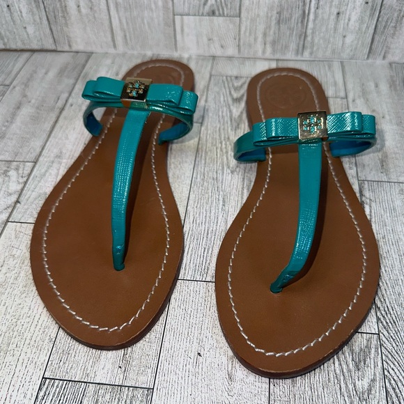 TORY BURCH Patent Leather Bow Accents T-Strap Sandals Size 7M✨ - Picture 2 of 13